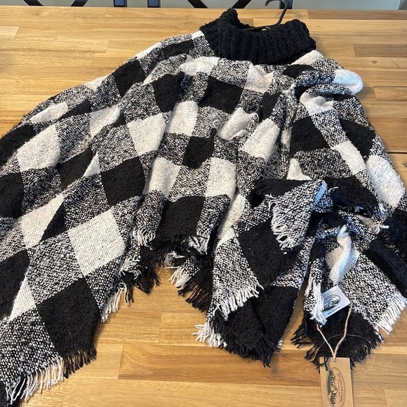 WOODLAND CREEK ⭐️  buffalo check knit poncho - Picture 3 of 4